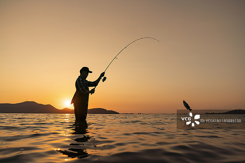 宁静的湖边钓鱼图片素材