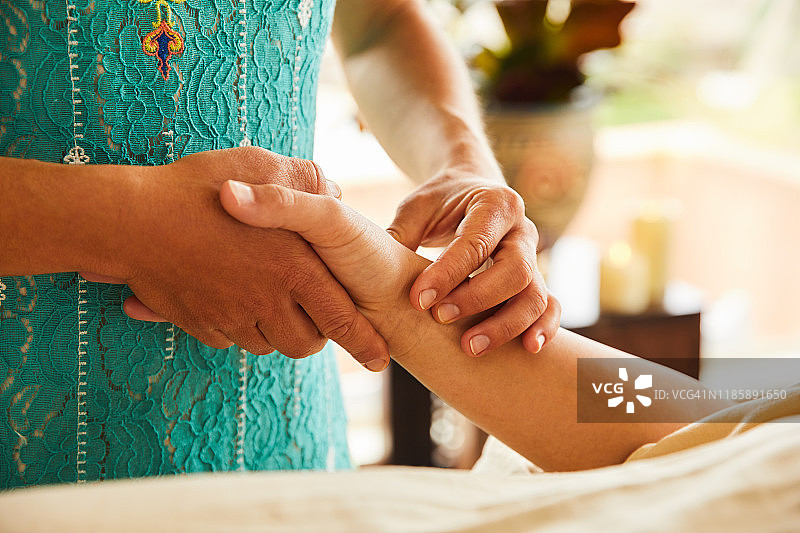 针灸师触摸客户手腕的穴位图片素材