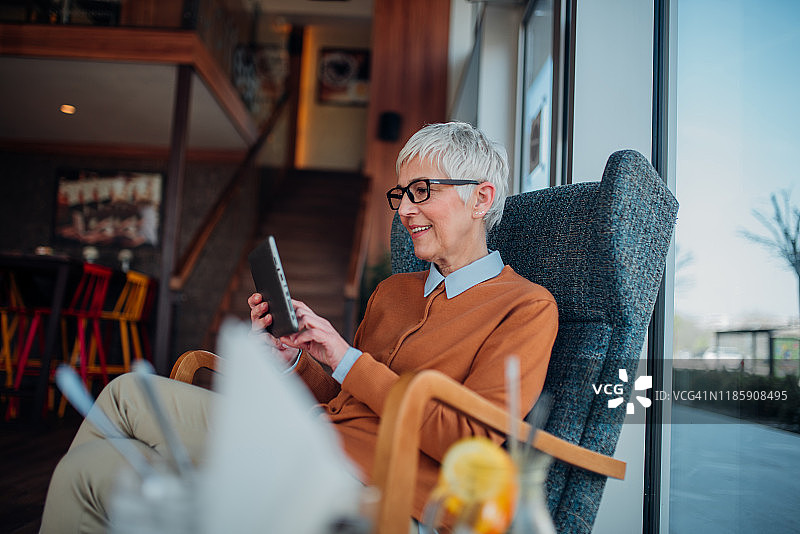 在咖啡馆里的一位老年妇女图片素材