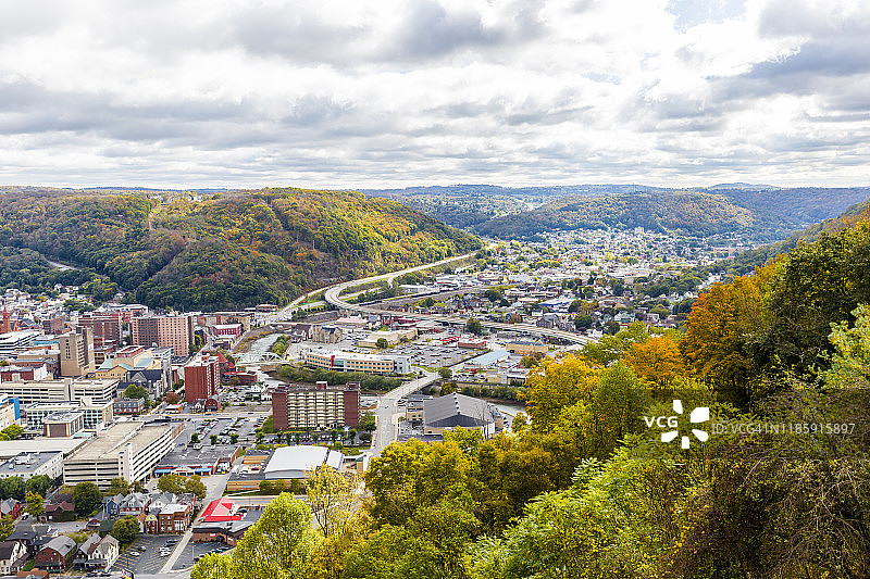 从最高点看美国宾夕法尼亚州约翰斯敦市图片素材