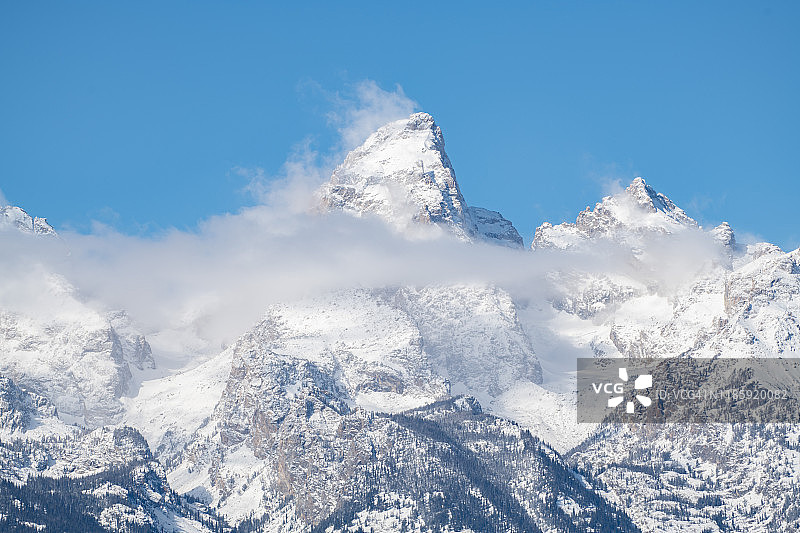 大提顿国家公园：云雾缭绕的大提顿峰图片素材