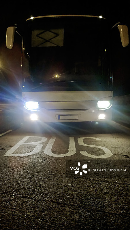 夜班行驶中的公交车图片素材