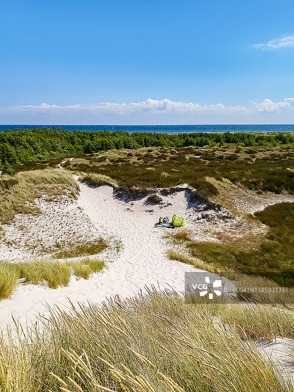 游客在丹麦博恩霍尔姆岛的沙丘上游玩图片素材