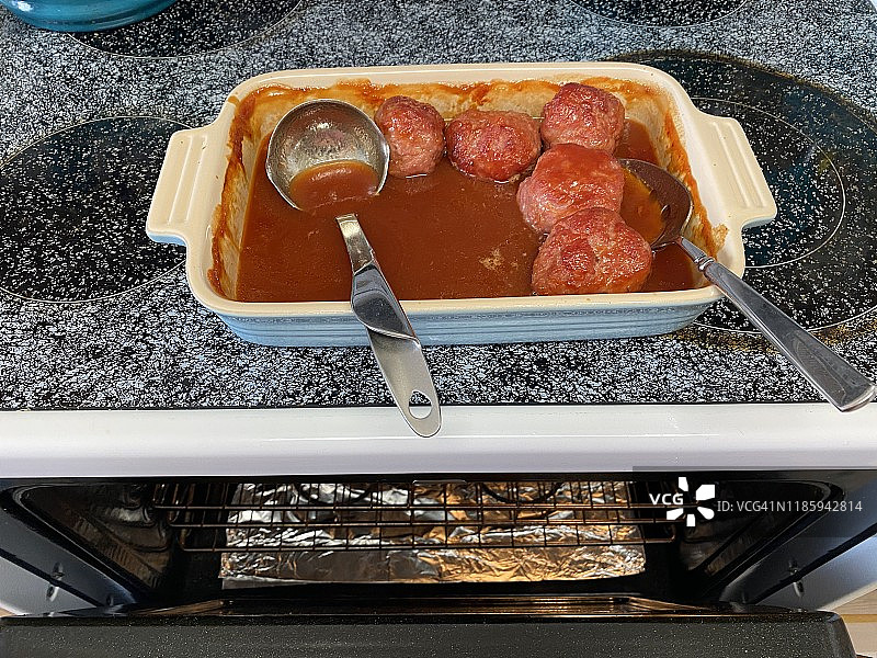 炉灶上的火腿丸子图片素材