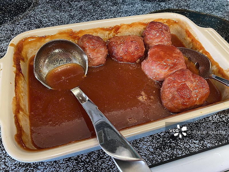 炉子上的自制火腿球图片素材