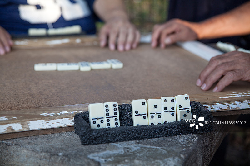 在哈莱姆公园里玩多米诺骨牌的移民男人们图片素材