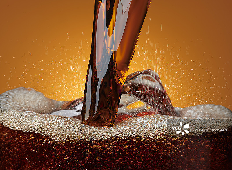 苏打水倾倒图片素材