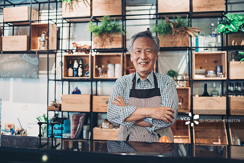 微笑的年长调酒师图片素材