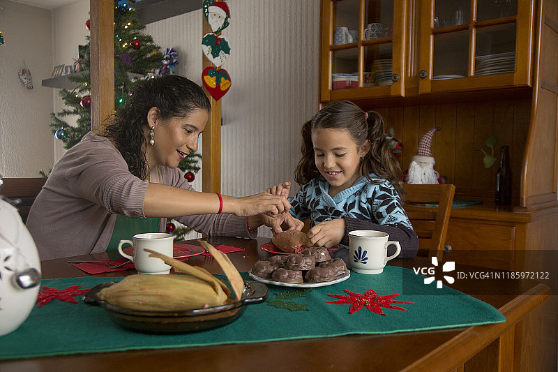 母女享用圣诞小吃图片素材
