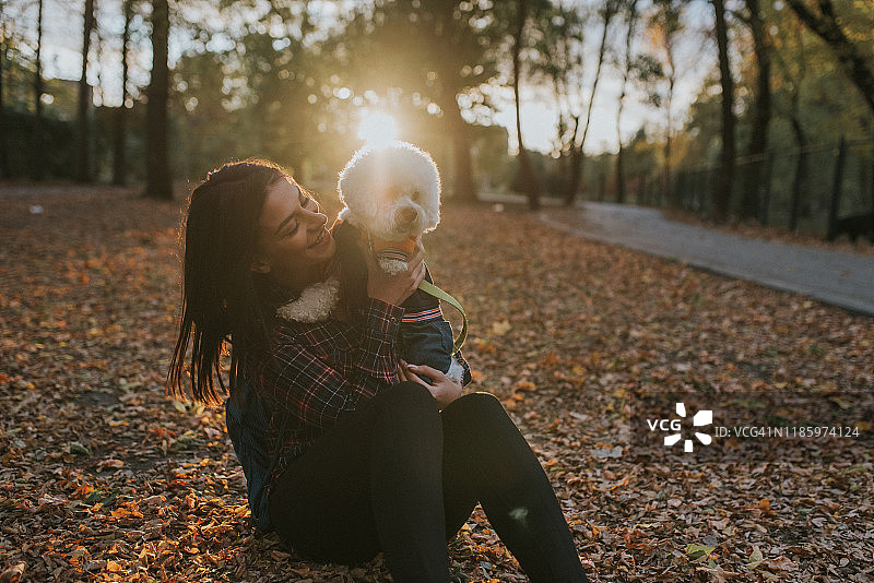 年轻女人和她的狗图片素材