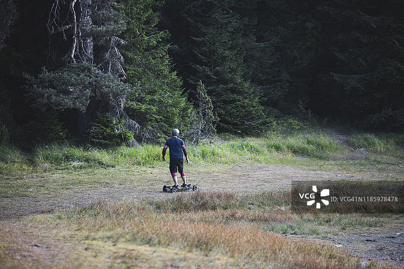 山地滑板运动图片素材