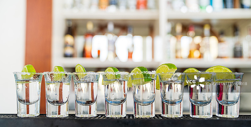 蓬塔卡纳提供的龙舌兰酒，配盐和酸橙，多米尼加共和国图片素材