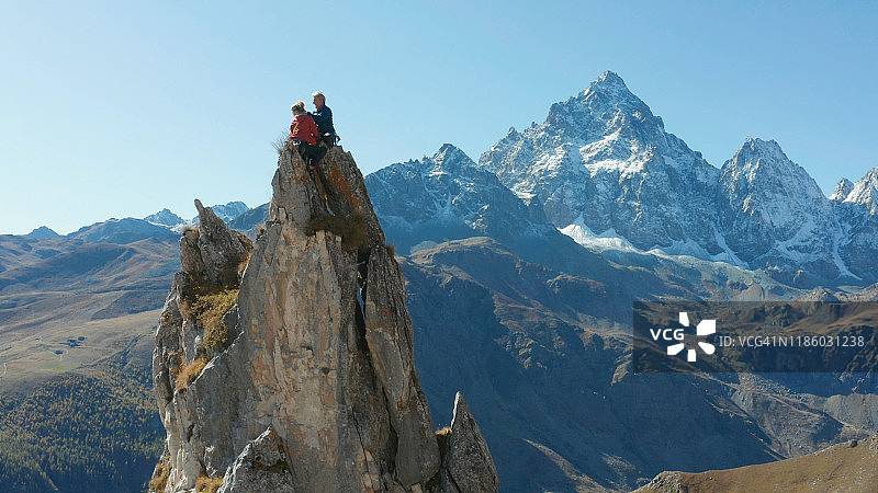 登山者攀登顶峰航拍景观图片素材