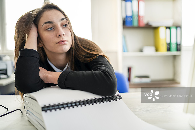 办公室里感到无聊的商务女人图片素材