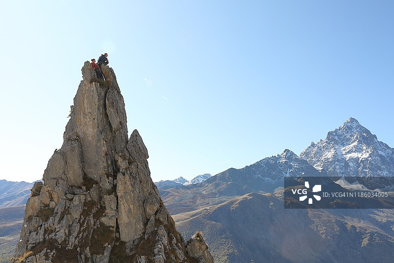 登山者在顶峰庆祝图片素材