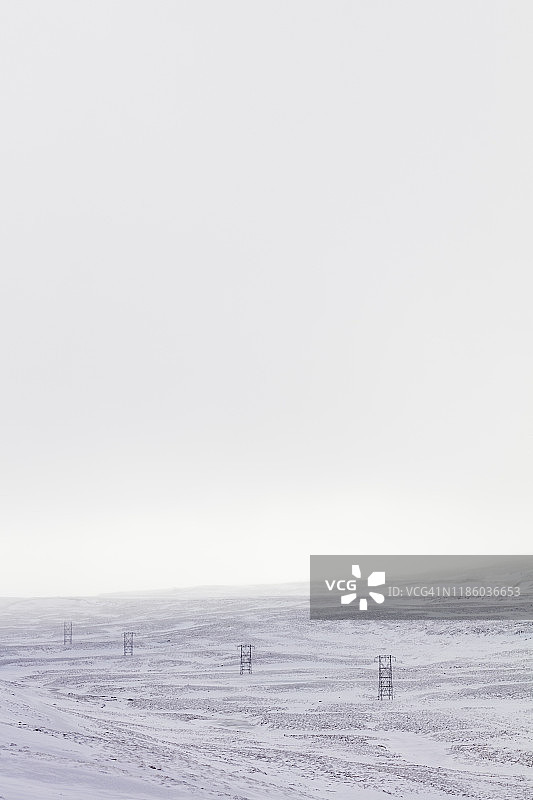 冰岛北部荒凉雪景中的远处电线图片素材