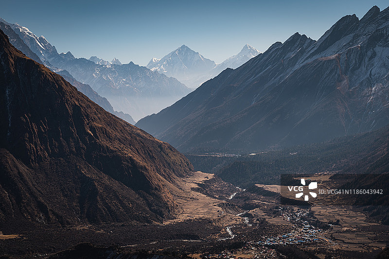 被喜马拉雅山脉环绕的萨玛冈村庄顶部景观，尼泊尔马纳斯鲁徒步图片素材