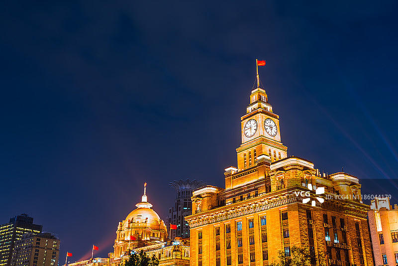 上海外滩殖民建筑群中的钟楼：1925年建造的海关大楼图片素材