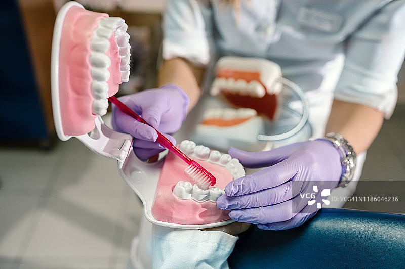 牙医讲解刷牙方法图片素材