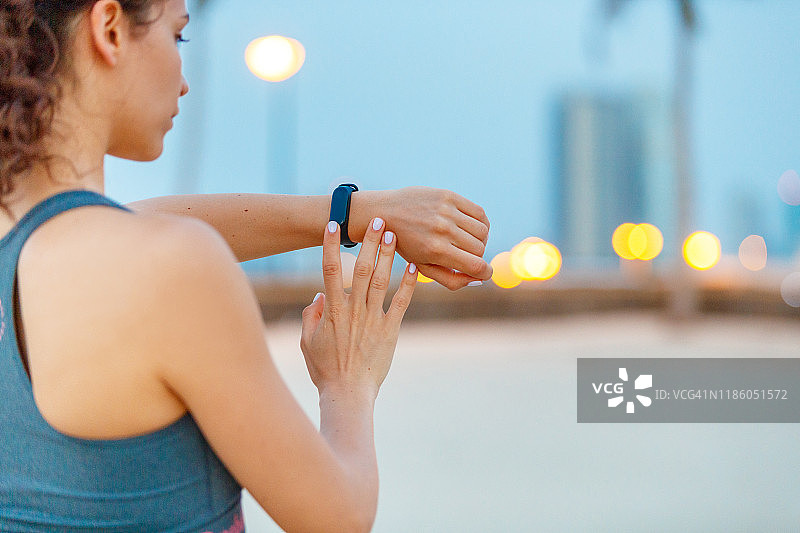 女人看着她的运动追踪器图片素材