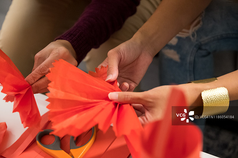 制作中国新年庆祝活动的传统装饰品图片素材