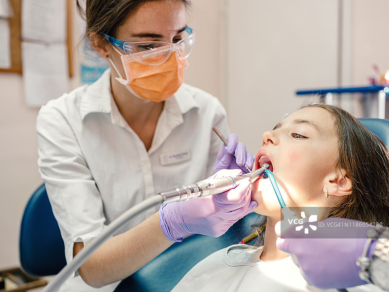 女孩接受牙科护理图片素材