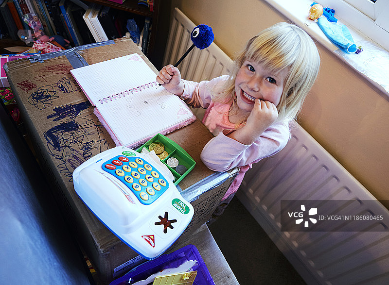 四岁女孩假扮店主图片素材