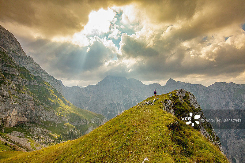 山峰上的人图片素材