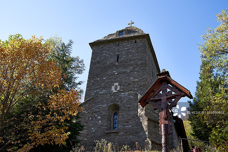 罗马尼亚哈策格喀尔巴阡山区的科尔特修道院和堡垒的塔楼与宗教十字架图片素材