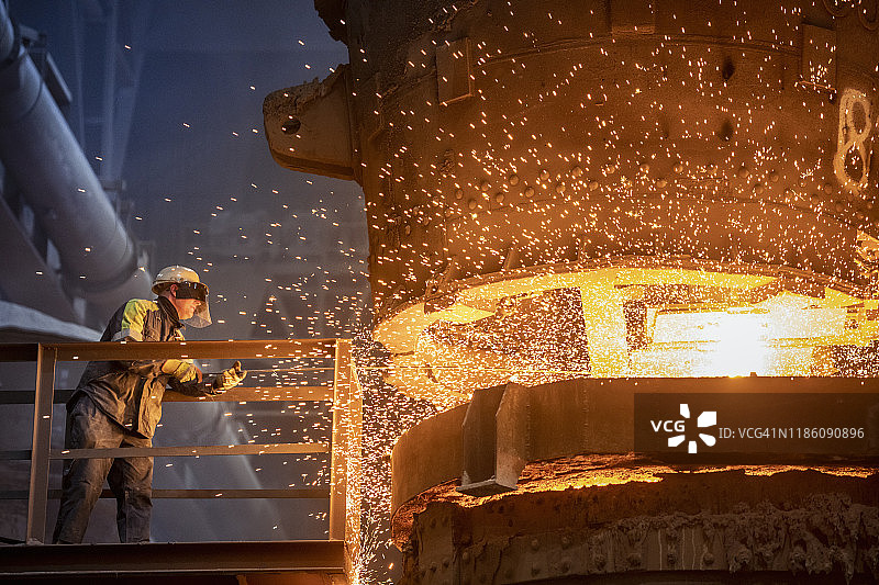 钢铁工人倾倒钢水图片素材
