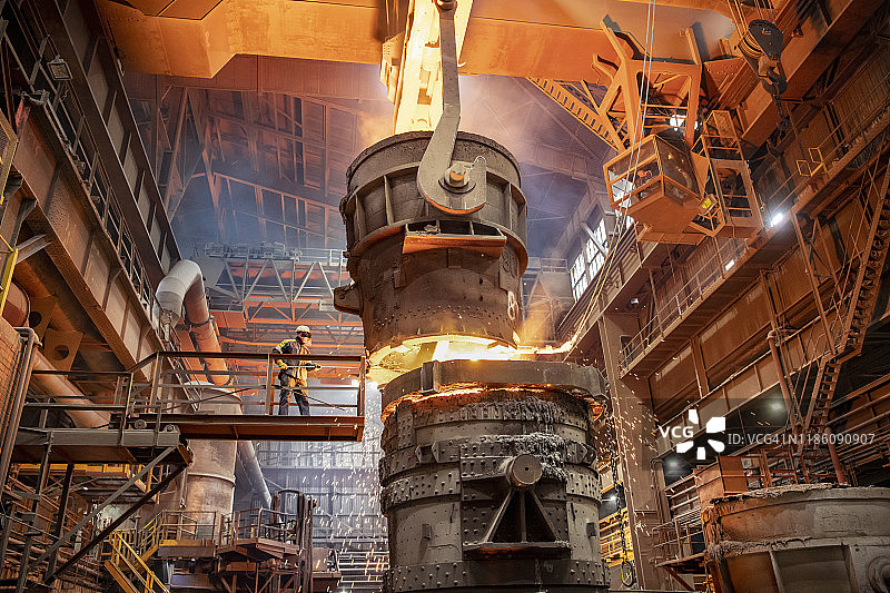 钢铁工人倾倒钢水图片素材