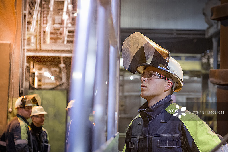 钢铁厂的学徒工图片素材