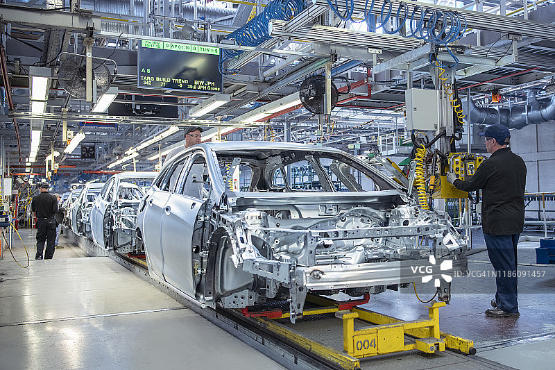 汽车工厂的汽车生产线上的工人图片素材