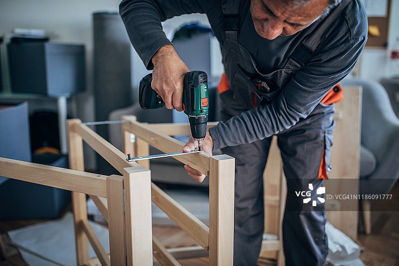 正在制作桌子的木匠图片素材