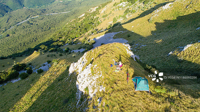 航拍：在Nanos山脉露营的女子图片素材