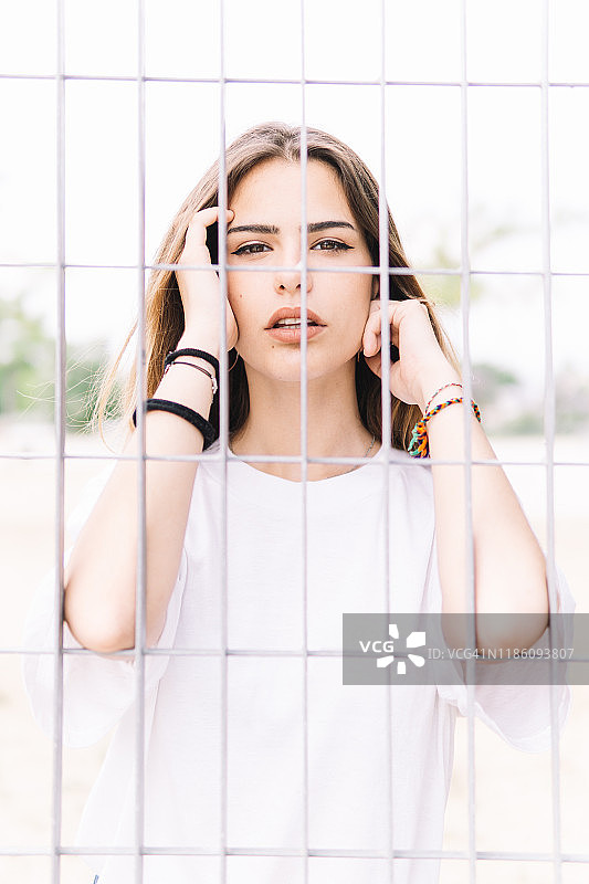 美丽的微笑女孩穿着休闲夏装享受阳光明媚的一天，美丽时尚图片素材