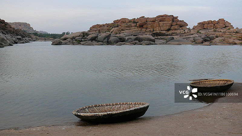 印度卡纳塔克邦亨比通加巴德拉河岸边的传统圆形小船图片素材