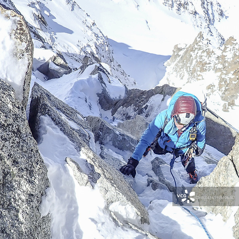 女登山运动员攀登Cosmiques Arete陡峭的混合沟壑图片素材