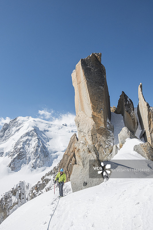登山者晴朗天气攀登科斯米克山脊图片素材