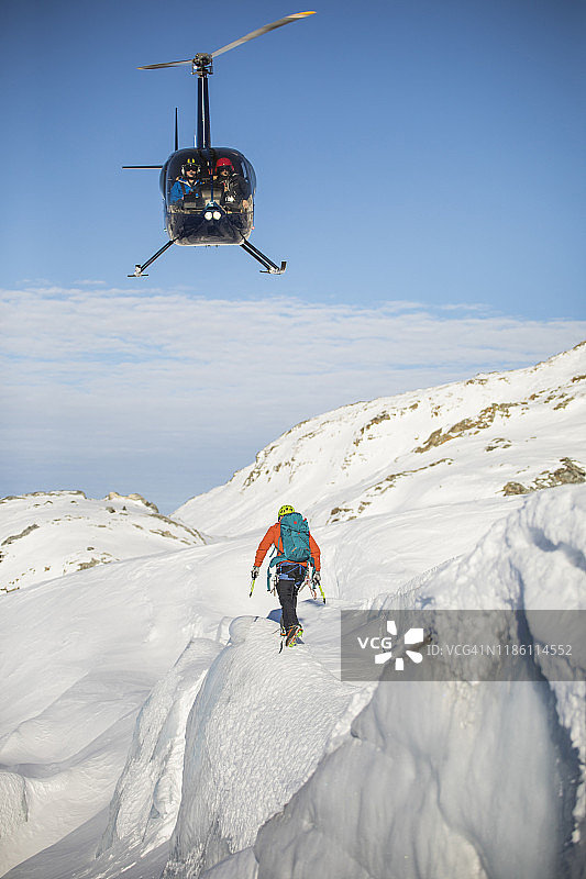 直升机接近山区登山者图片素材
