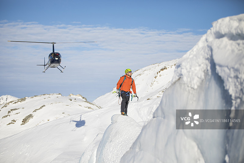 攀冰者与身后直升机图片素材