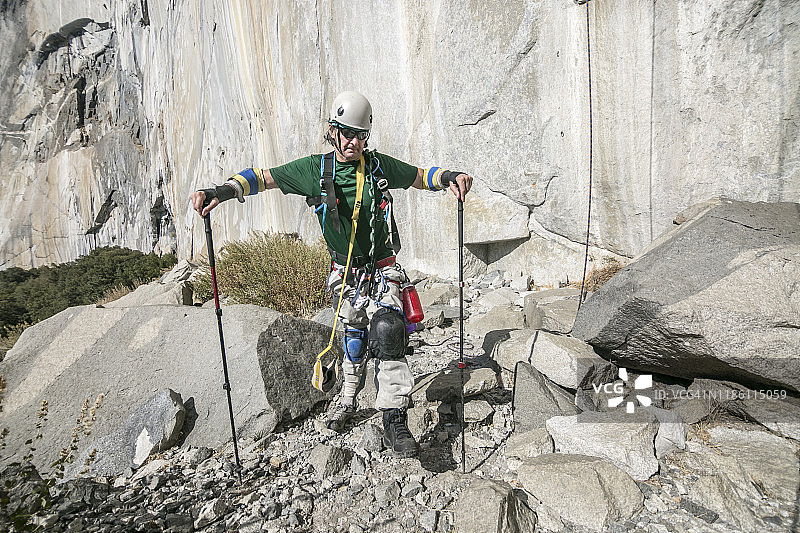 自适应登山者韦恩·威洛比准备攀登酋长岩图片素材