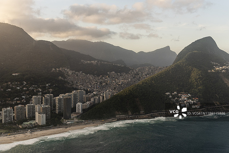 直升机航拍：城市、海洋和山脉图片素材