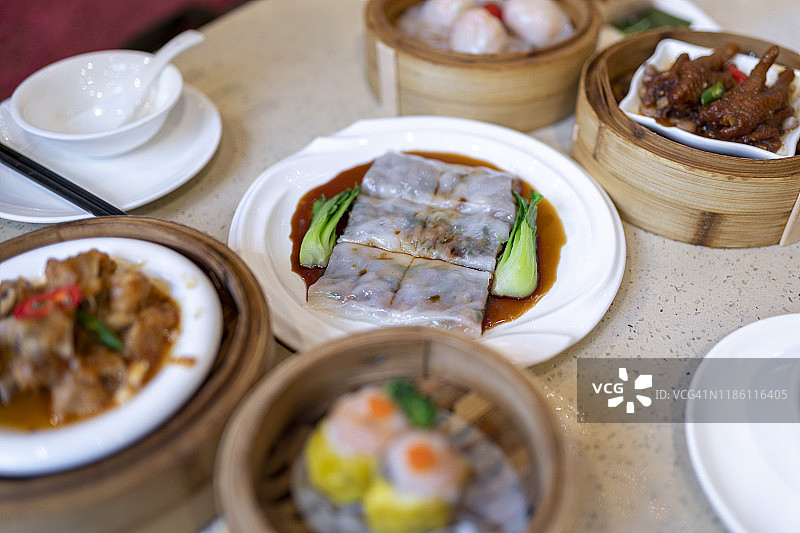 特写变化的点心在一个餐厅图片素材