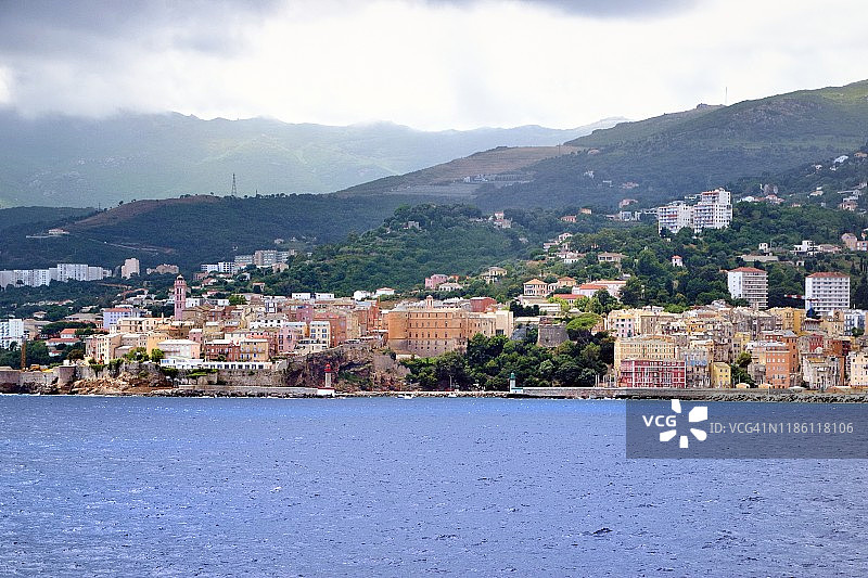 科西嘉岛巴斯蒂亚：从海上眺望圣十字教堂钟楼和巴斯蒂亚博物馆图片素材