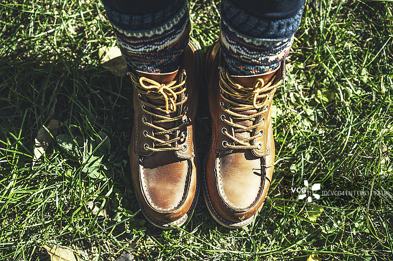草地上的鞋子特写图片素材