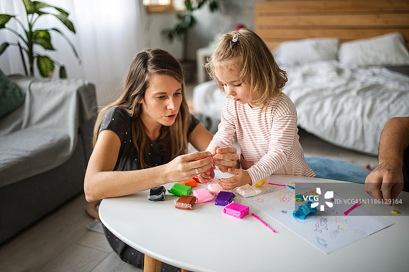 充满艺术感的母亲和女儿图片素材