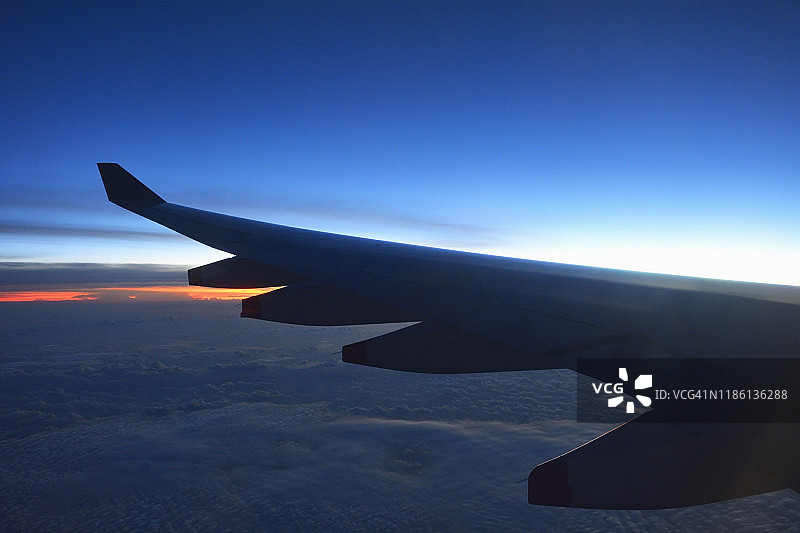 在印度尼西亚日落时分看空客A380飞机的机翼图片素材