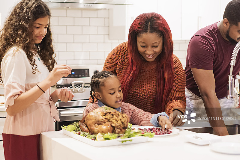 家庭准备感恩节晚餐图片素材
