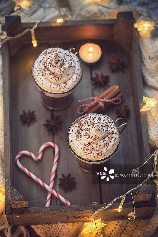 圣诞氛围中的热巧克力图片素材